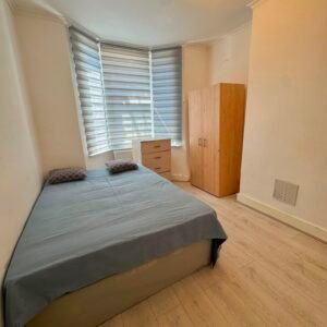 EN8 7JA - Disponível imediato - Casal £230 - 1 pessoa £200
